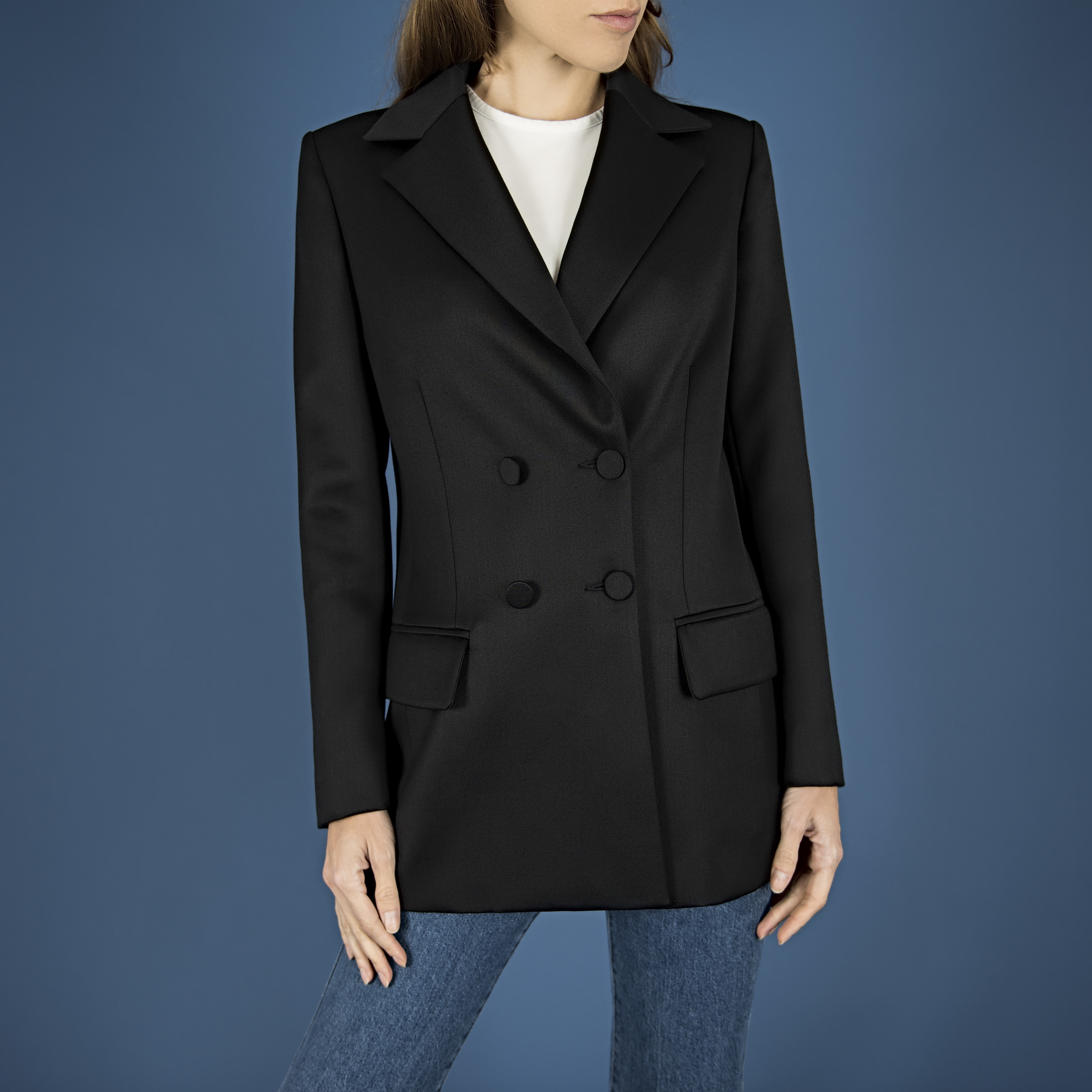 Le Rú's Bianca blazer in sophisticated black, featuring a structured silhouette and notched lapels, exudes modern elegance.